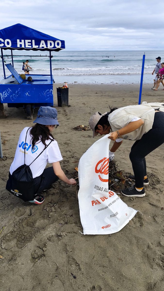 JCIManta's tweet image. Nuestra ciudad vivió una jornada de minga “Playas, Limpias, Playas Lindas”.  Tras el fuerte aguaje se vieron afectadas por maleza y basura, por lo que la JCI Manta se unió a esta noble causa, trabajando con empresas y organizaciones para devolver la belleza a nuestras playas.
