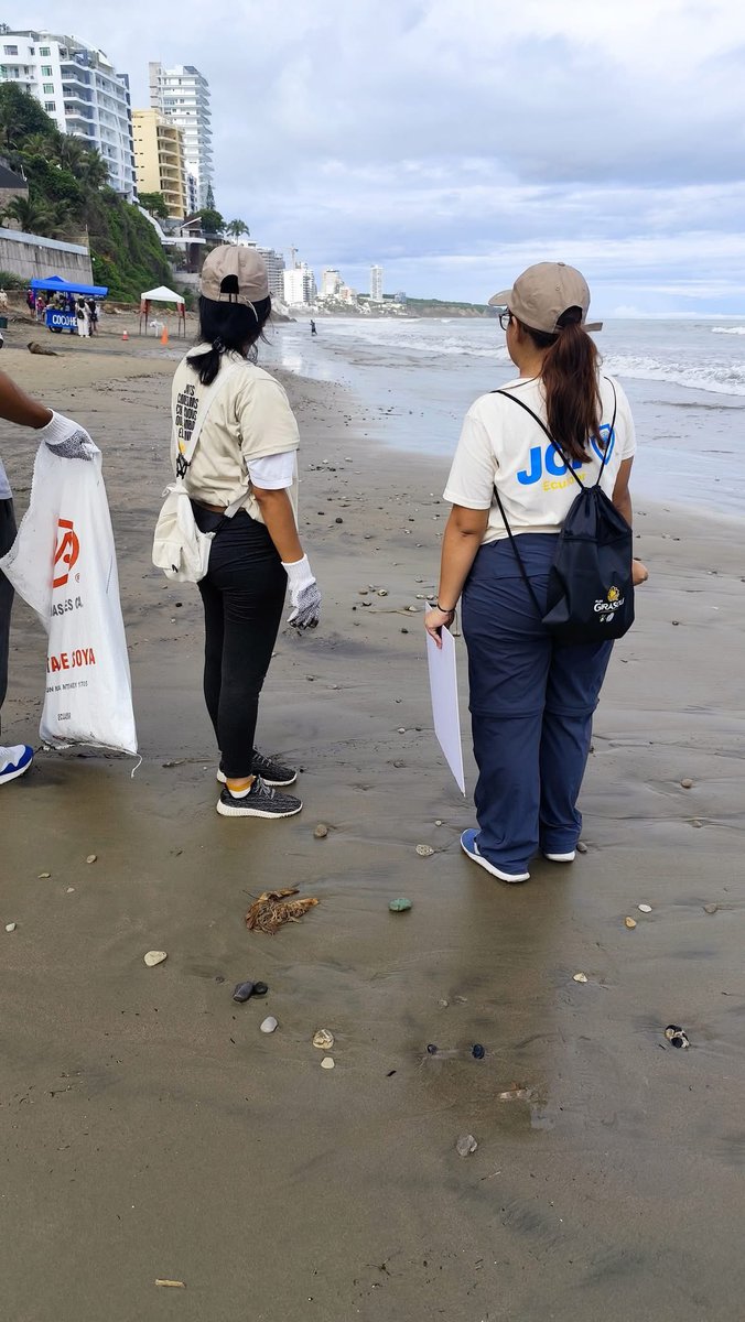 JCIManta's tweet image. Nuestra ciudad vivió una jornada de minga “Playas, Limpias, Playas Lindas”.  Tras el fuerte aguaje se vieron afectadas por maleza y basura, por lo que la JCI Manta se unió a esta noble causa, trabajando con empresas y organizaciones para devolver la belleza a nuestras playas.