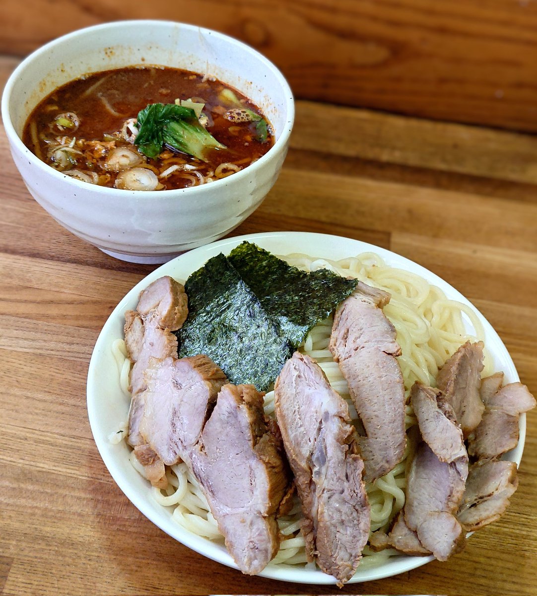 風邪をひいて土曜日から寝込んでます。
ほぼ1週間ラーメンを食べてません…
副鼻腔炎で味覚と嗅覚が鈍っているで、くそっ！由々しき事態だ😩
そんな事態も貫通する、味がクッソ濃いはじめ@藤沢本町の味噌󠄀つけ食いたい🤤
とりあえず明日には鼻づまり何とかなってて欲しいぜ🤧