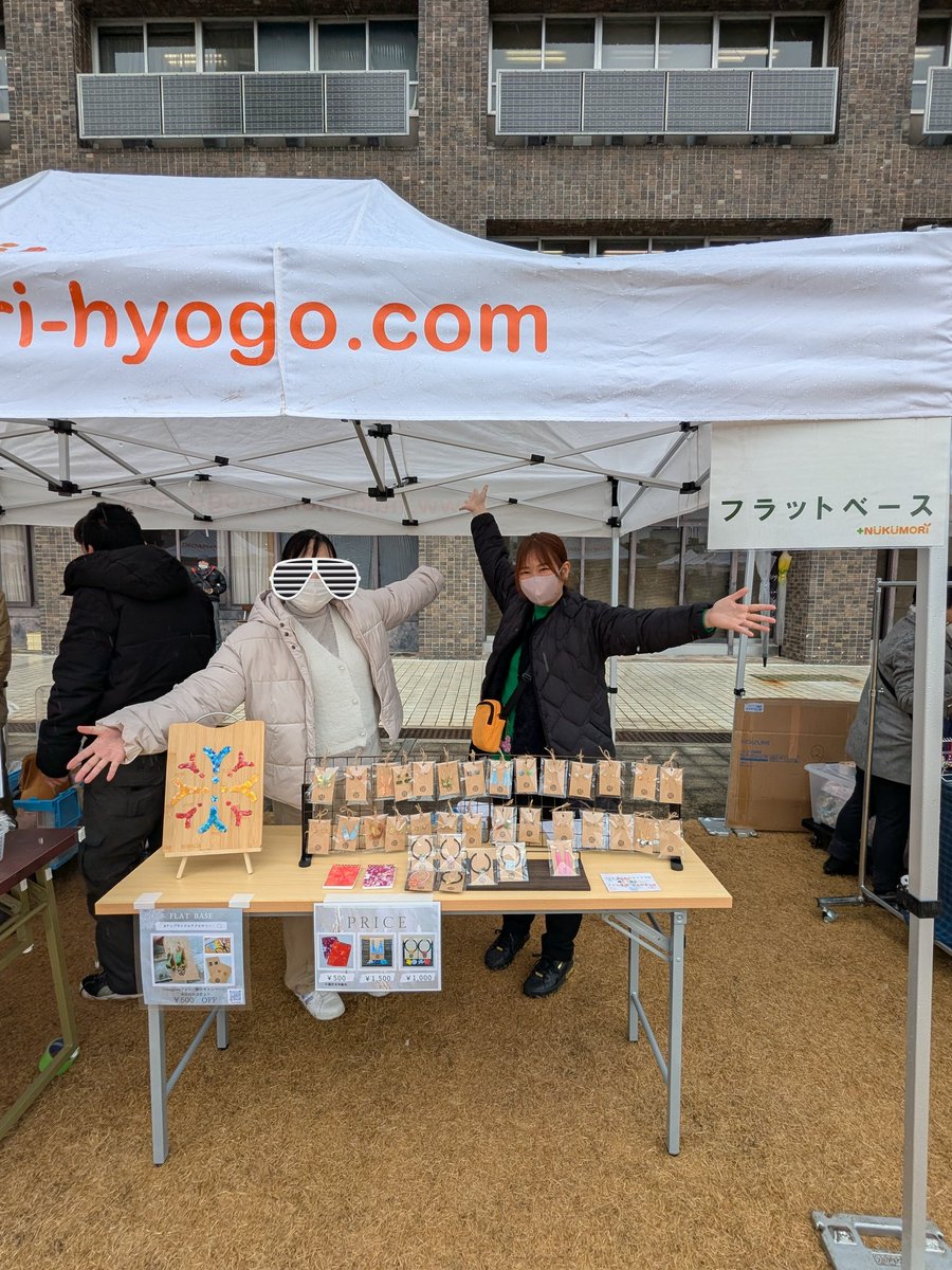 flatbase_kobe's tweet photo. NUKUMORIマルシェ始まりました！
あいにくの雨ですが、兵庫県庁1号館の中庭でお待ちしております✨️ https://t.co/jijkmuwRa0