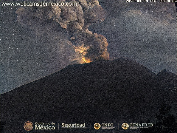 webcamsdemexico's tweet photo. Actividad del #Volcán #Popocatépetl esta noche. 🌋

🚦 Alerta Volcánica: #AmarilloFase2.
Radio de exclusión: 12 km. 🚷
Vía: #CENAPRED @CNPC_MX.

Para ver la actividad del volcán #EnVivo desde #Tlamacas da clic aquí 👇🏼
https://t.co/IRnL36HBUW https://t.co/XZ4Hx60rNJ
