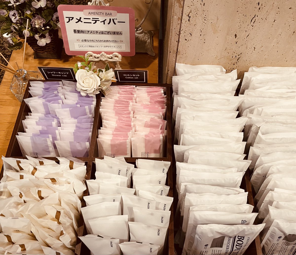 machidavilla's tweet photo. こんにちは⛄️ホテル町田ヴィラです❄️🙂❄️
アメニティバーに子供用ハブラシセットを置きました🧒
フロントにてスキンケアセット🧴やピンチハンガーの貸し出しもございます🍓お気軽にお声かけ下さい🌸

＃ホテル町田ヴィラ　＃町田ビジネスホテル　＃小田急線　＃JR横浜線　＃町田駅 https://t.co/zauKfppwbc