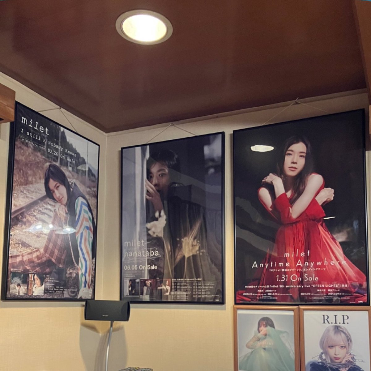 c2301b2301's tweet photo. miletちゃんのリリース予約特典っていつもポスターで本当に嬉しい☺️
ポスカ、ステッカー、キーホルダーなど色々あるけど個人的には大きいB2ポスターで見つめられている感じが好き💕
#milet
#知らないカノジョ
#I_still
#Nobody_Knows https://t.co/o3jFlfFAZg