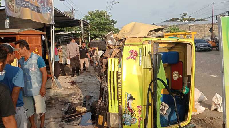 tugujatim's tweet photo. Salip Kendaraan di Jalan Menurun, Truk Tabrak Pengendara Motor di Tuban hingga Tewas - https://t.co/wbISy8KPoR https://t.co/ICaFMJuLux