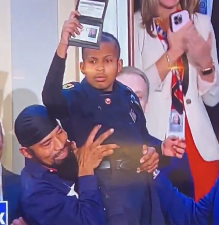 TiffMoodNukes's tweet image. DJ will make an excellent Secret Service Agent! 

What a beautiful and heartfelt moment 

I’m crying