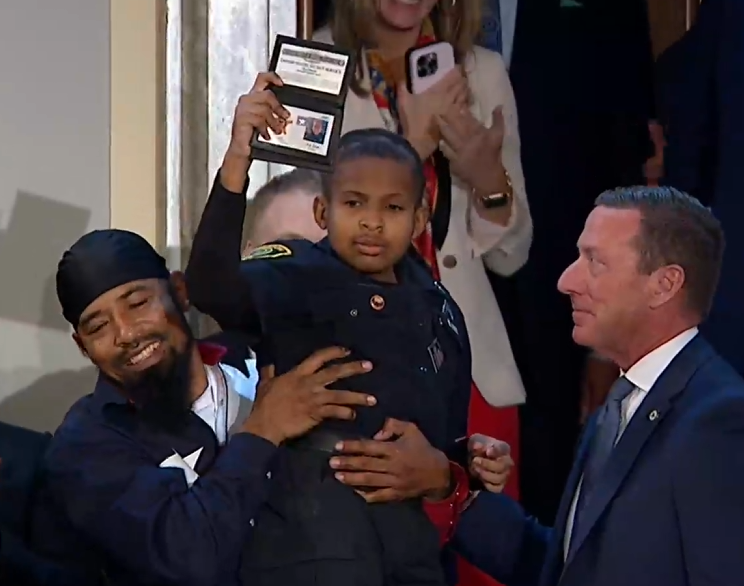 Huberton's tweet photo. Watching Trump appointing his New Secret Service Agent, DJ Daniels

America is BACK! God bless DJ.

#StateOfTheUnion #TrumpSpeech #SOTU https://t.co/euMKoHu1WO
