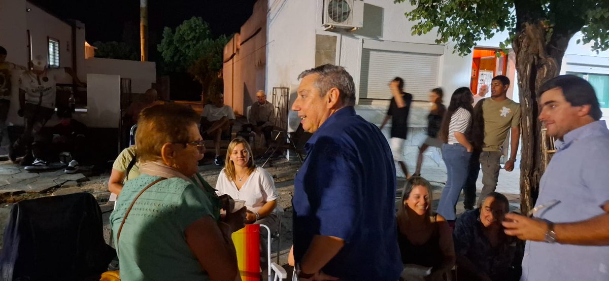 A puro piano, repique y chico de los Tamboriles, color, plumas y muchos aplausos para la Llamadas de la Avda Artigas en Florida 👏 
Lindo reencuentro de <a href="/PajaroEnciso/">Carlos Enciso Christiansen</a> con la gente del pueblo.
