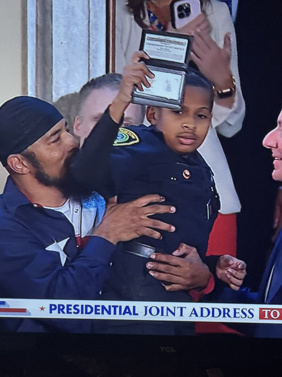 Leon4Congress's tweet image. Give a shout for DJ!!!! And his Dad!!!💪💪🏾🙏🙏🏾❤️🇺🇸💯🦅 Now an official agent of the Secret Service! #FightCancer @RFKJr_Official