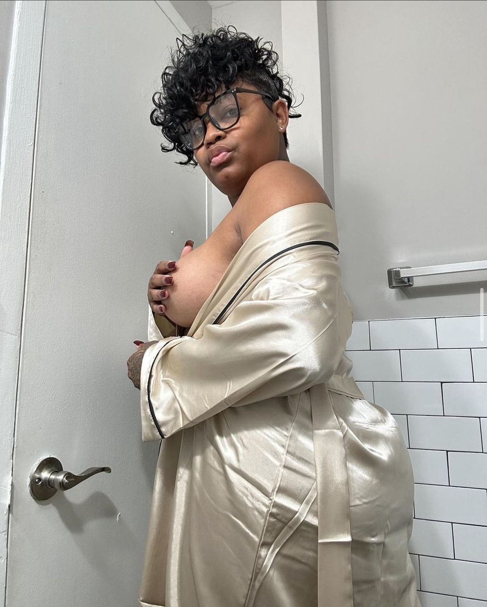 Bored and lonely at home 👅🥰💋