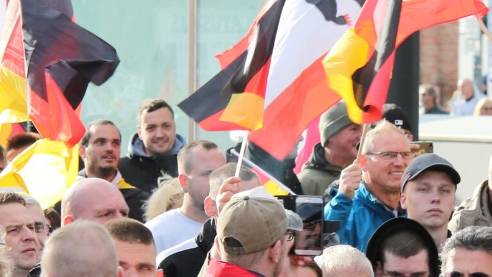 Katharina König-Preuss 🍓 (@katharinakoenig) on Twitter photo Gestern Abend veröffentlichte <a href="/ExifRecherche/">Exif-Recherche</a>, dass es Verbindungen des Attentäters von #Mannheim in extrem rechte Szene - auch nach #Thüringen - gibt. Auf Foto ist nicht nur Täter bei rechtem Aufmarsch 2018 in Berlin zu sehen, sondern auch der AfD-MdL Wolfgang Lauerwald. #thread Gestern Abend veröffentlichte <a href="/ExifRecherche/">Exif-Recherche</a>, dass es Verbindungen des Attentäters von #Mannheim in extrem rechte Szene - auch nach #Thüringen - gibt. Auf Foto ist nicht nur Täter bei rechtem Aufmarsch 2018 in Berlin zu sehen, sondern auch der AfD-MdL Wolfgang Lauerwald. #thread