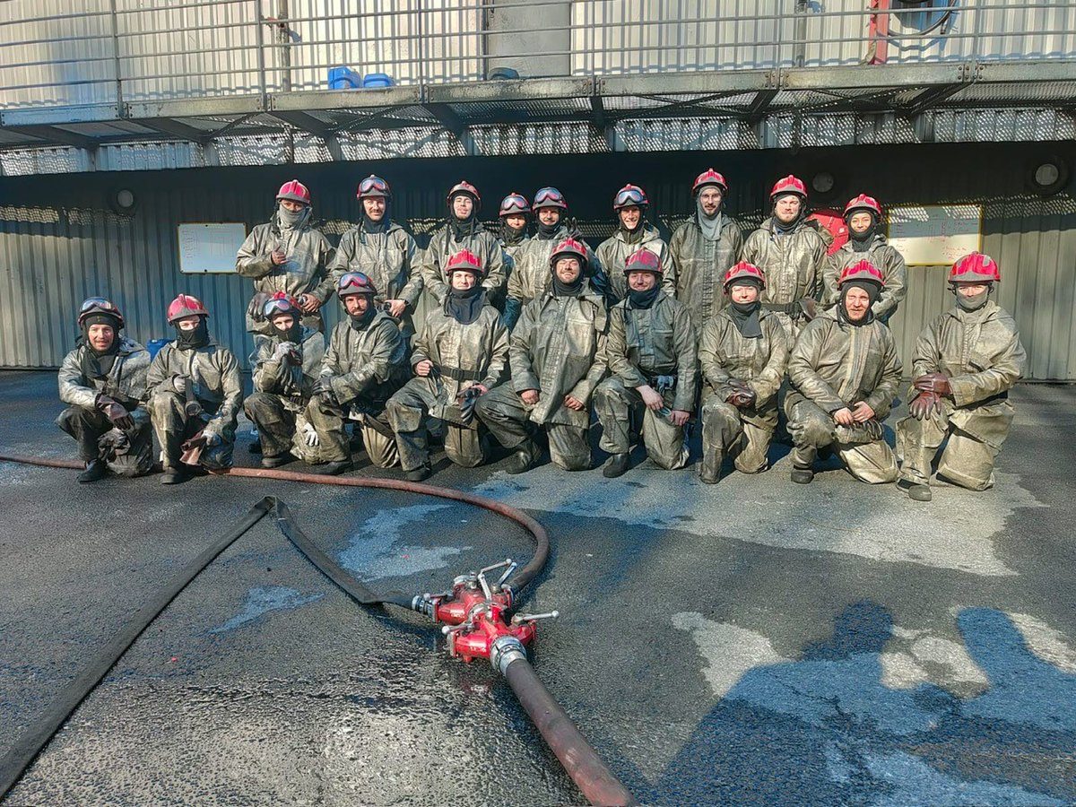 CEFCM's tweet image. 19 apprenants du lycée maritime du Guilvinec sont en formation de CFBS au plateau technique du #CEFCM dans le cadre de leur CMP.
Ces futurs marins professionnels apprennent, grâce à leurs formateur, la cohésion de groupe, indispensable en cas d’incendie ou de voie d’eau.
#CFBS