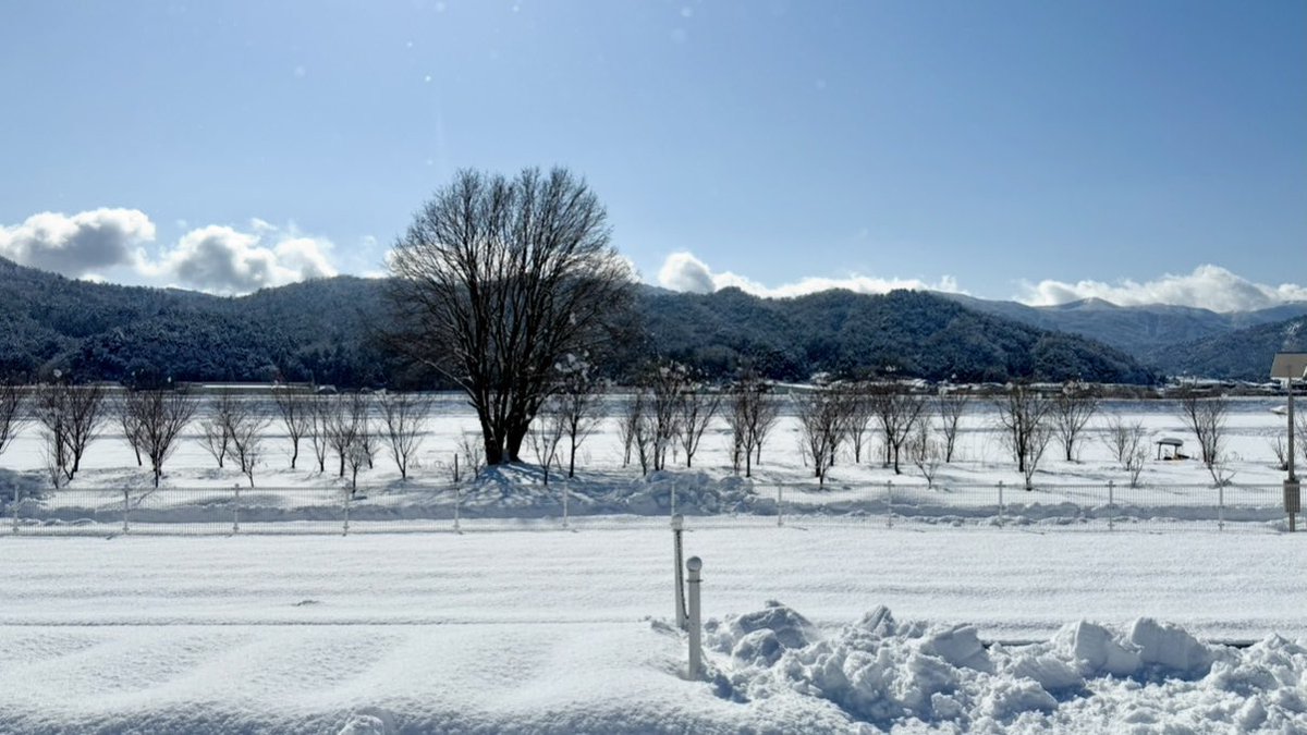 SpringArt39's tweet photo. 京丹後鉄道あおまつで美しい雪景色の車窓を楽しむ【西舞鶴→網野→豊岡→城崎温泉】クルクル変わる雪景色を堪能 https://t.co/R0cxCli5pQ @YouTubeより https://t.co/8okgUYaBe1