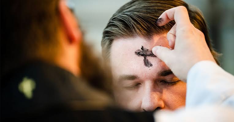 CeeOkafor75447's tweet image. "We de beg u behalf of Christ, se mek u reconcile with God." (2 Cor 5:20)
As u de put ash for head today, try repent. 

#Ash_Wednesday 
#DailyScripturalGinger #558
05.04.25