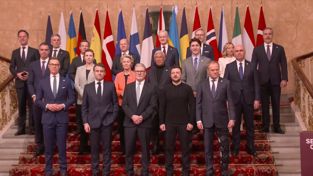 DEYCatherine1's tweet photo. @lallier_michel @EmmanuelMacron @Brigitte1eDame Bonjour Michel bon mercredi et gros bisous 😘 bonjour M le Président de la République @EmmanuelMacron 👏👍 bonjour Mme @Brigitte1eDame ❤️#ZveclePresident nous avons rendez vous ce soir à 20h ! À ne pas manquer ! Total soutien à vous Président !
@EmmanuelMacron merci Président 👍 https://t.co/ADFtkSAP2J