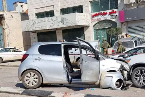 לפני שנתיים בת 17 אספה גזם ויצאה לפינת גזם.
תוכ הליכה מגיע רכב מולה עם שני בחורים ועוצר
פונים אליה שני הבחורים:צריכה עזרה?
בת:לא,תודרבה
הבחורים מתעקשים עוצרים את הרכב בצד, דלת נפתחת ואומרים: את בטוחה? כי אנחנו יוצאים מהיישוב ולא חוזרים...
ואכן הלל ויגל יניב, הילדים של חבר שלי