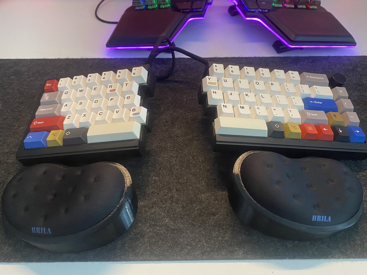 keepgoinglew's tweet image. 3d printed a tented holder for my wrist/palm rests, and think my ‘on the go split keyboard setup’ is complete (@epomaker Split65 keyboard with Outemu silent lime v3 switches &amp;amp; custom keycaps)