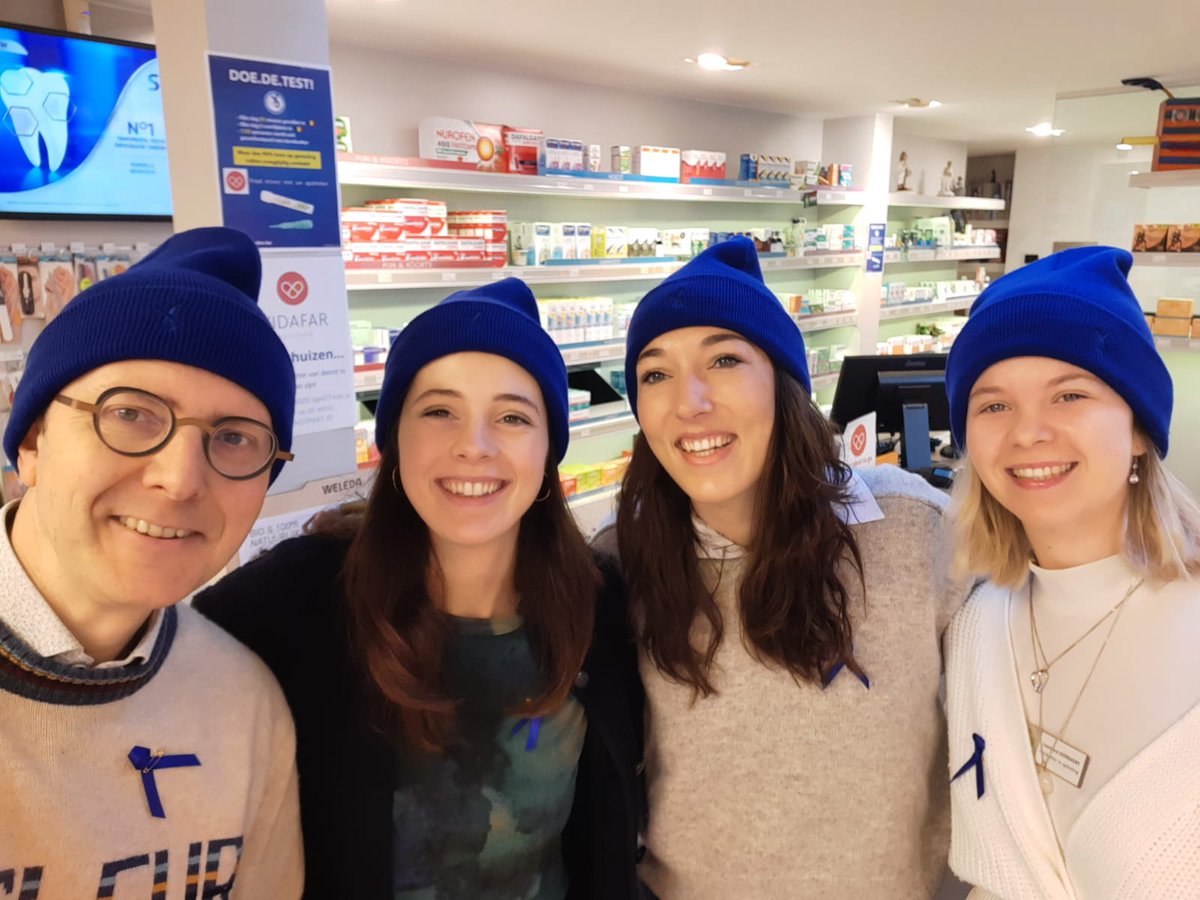 Mensen vragen zich af waarom we vandaag allemaal een blauwe muts dragen in onze #apotheek...
en dat is nu net wat we willen 😇 Weten jullie het?
(hint: <a href="/LucColemont/">Dr. Luc Colemont</a> <a href="/VandijckD/">Dominique Vandijck</a> <a href="/StopDarmkanker/">Stop Darmkanker</a> 🤗)