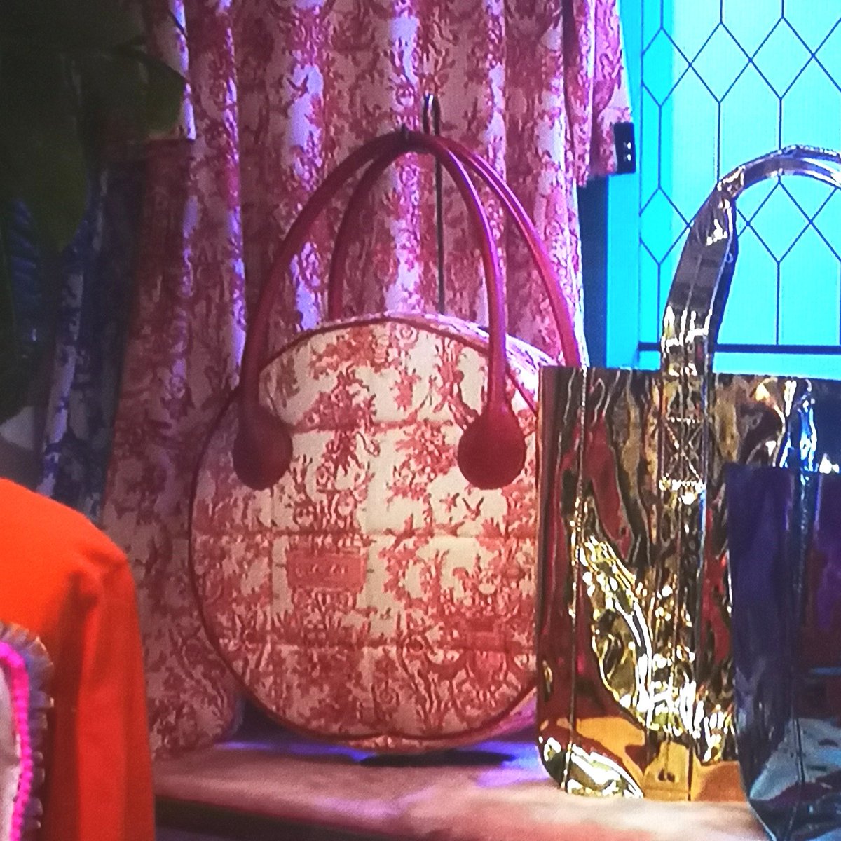 NHK朝ドラ「おむすび」橋本環奈さん演じる結ちゃんのお姉さん歩さん(仲里依紗さん)のアパレルショップにテキスタイルデザインした商品(カバンとワンピース)が置かれてまーす！今週月曜日からちょこちょこ映って嬉しいです
#mayupyepic
#朝ドラおむすび 
#mayupy