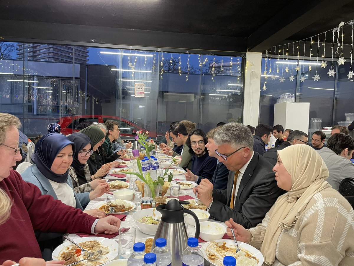 CvdK Hans Oosters nam gisteravond deel aan de Iftar bij Stichting Educatie Centrum Utrecht. Hij dankt iedereen voor de prettige gesprekken en de genoten gastvrijheid. Mooi om de grote onderlinge verbondenheid te ervaren!