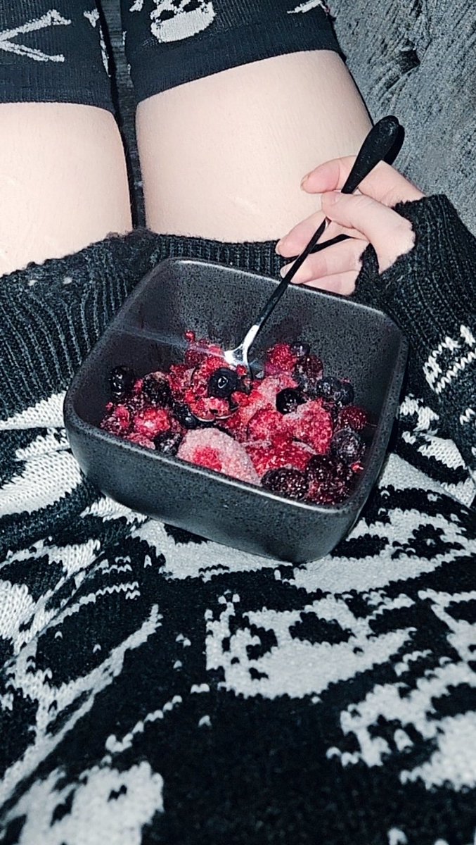 Alilix_x's tweet photo. Midnight snack https://t.co/7fGcGtkjP8