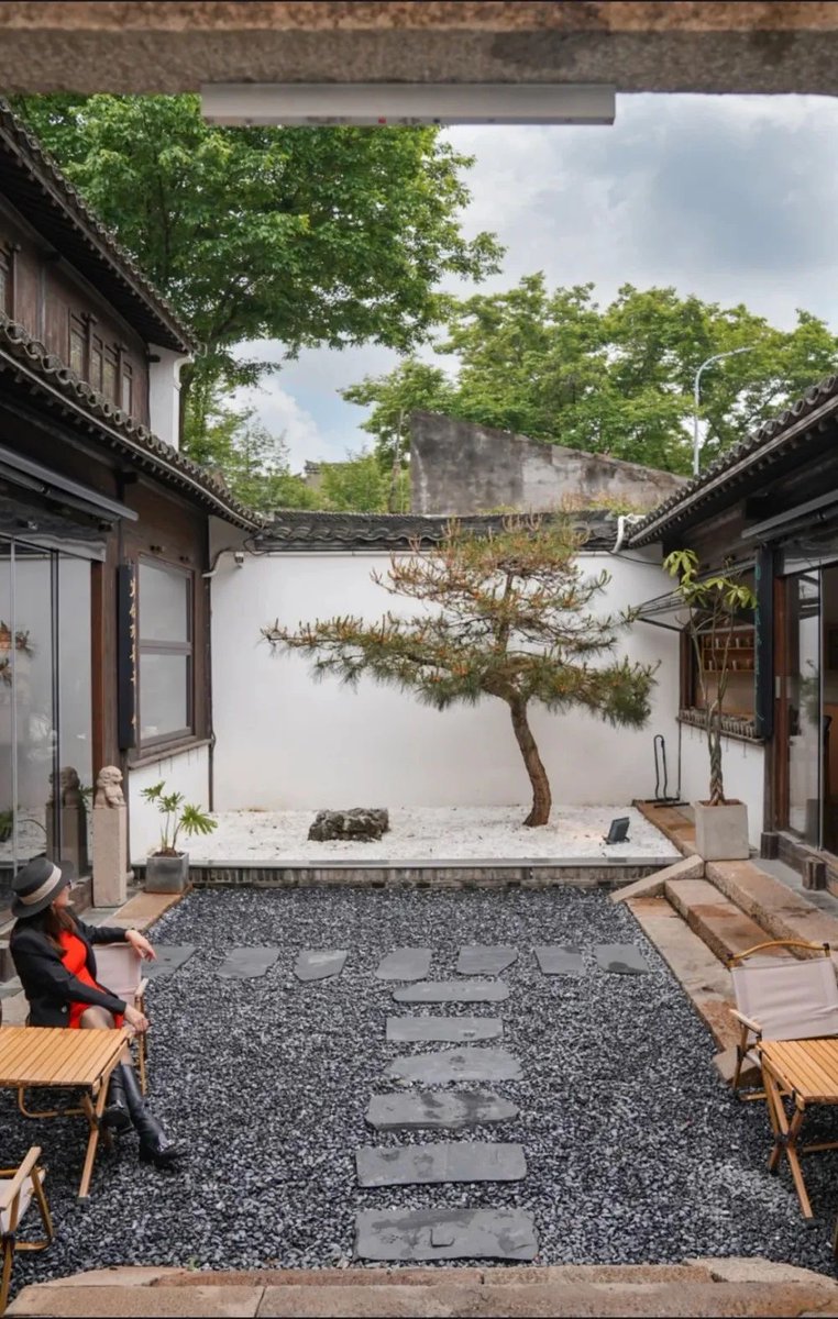 meetinshanghai's tweet image. #coffees ☕🏘️ Sip &amp;amp; Stroll: Unearthing Hidden Coffee Gems in Songjiang&apos;s Cangcheng District! Venture off the beaten path and discover six uniquely charming coffee shops nestled within the historic streets and alleys of Songjiang Cangcheng. From Zhongshan West Road to Xiunan…