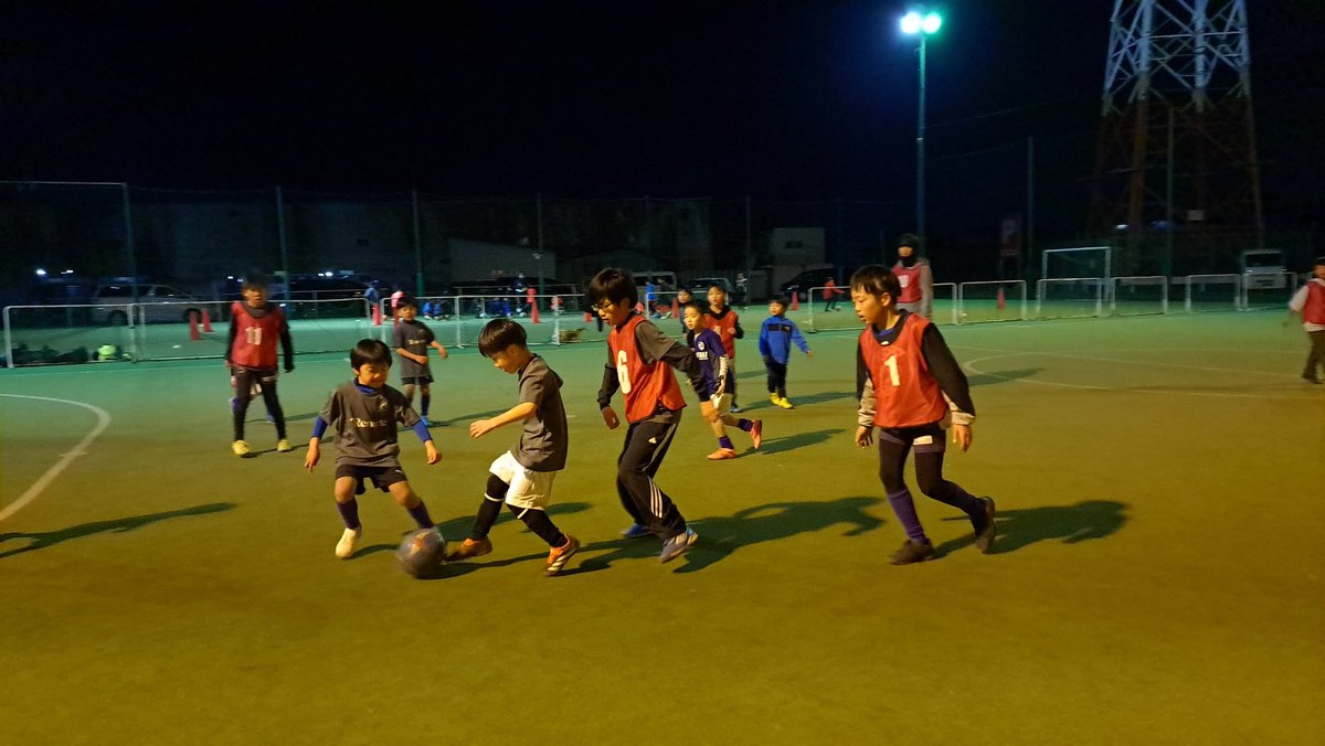 FC_Renorte's tweet photo. 皆さんこんにちは⚽️
2月27日活動報告♪(๑ᴖ◡ᴖ๑)♪
今回はスピードに乗ったドリブルを意識して取り組みました( ^ω^ )
リフティング＝ボールタッチの向上を目的
ボールコントロール＝ドリブル
1vs1＝対人と駆け引き
ゲーム＝失敗を恐れずに挑戦し続ける前向きな心を養う
#三芳町サッカースクール https://t.co/VFTmGiaR9y