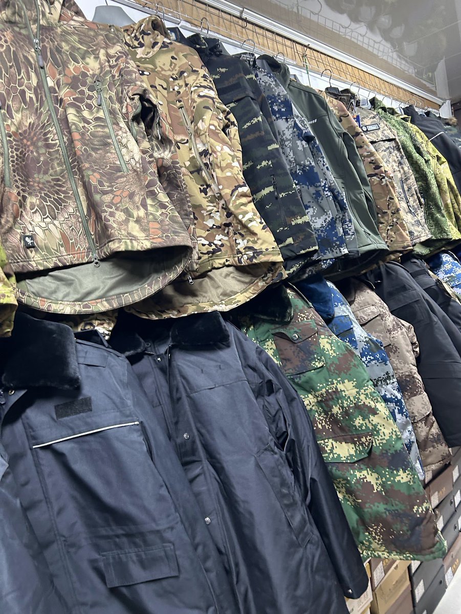 ukraine_zin's tweet photo. ハルビンで訪れたミリタリーショップ。
民生品に混じって解放軍や民警の実物装備が比較的安価に売られていて最高でした。06式地勤冬服と07式陸軍軍官防寒帽を購入。 https://t.co/rC2KFV8Mq0