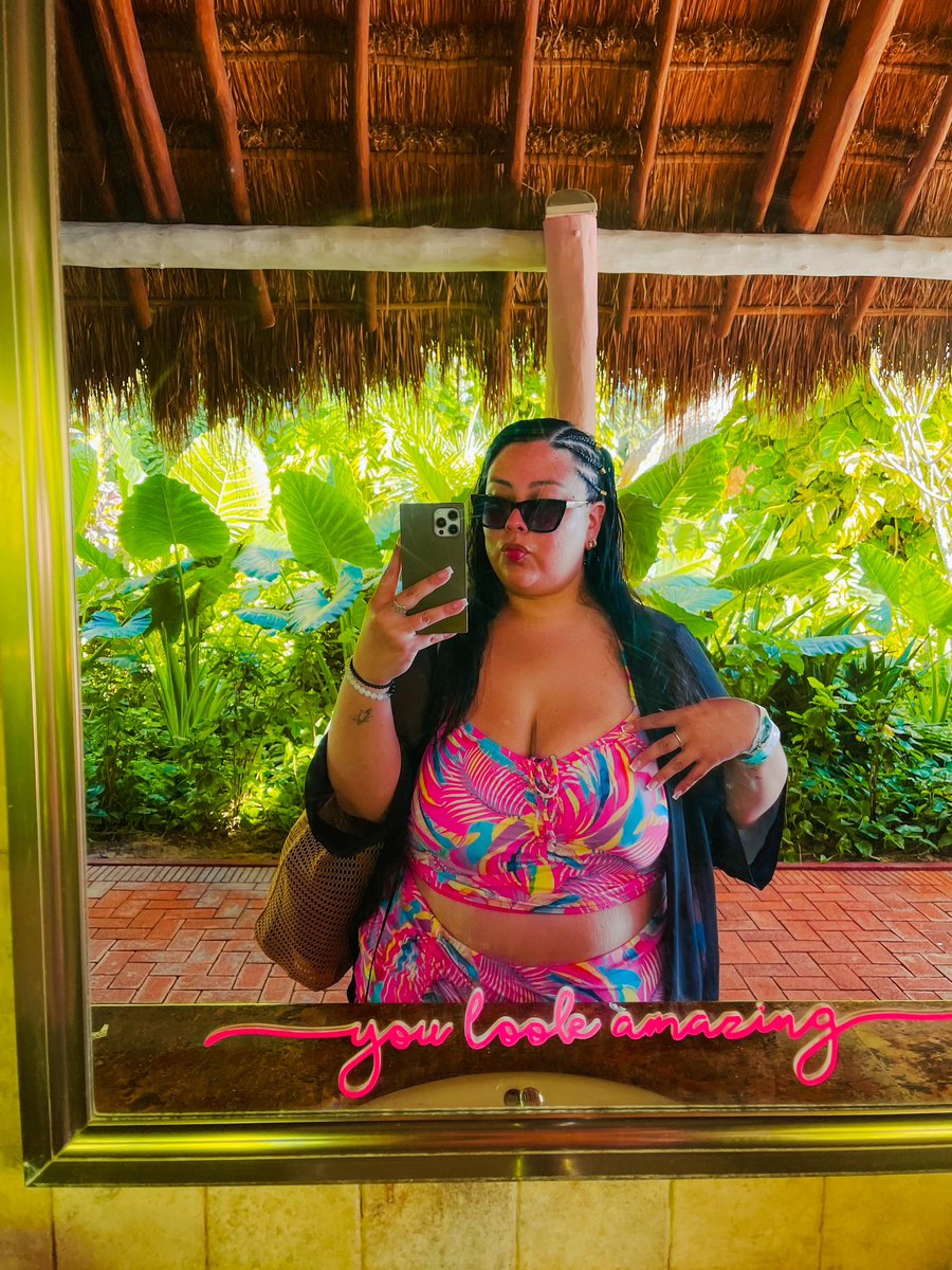 melodysworld_'s tweet photo. i don’t ever trip unless it’s vacay. 🏝️☀️✨🚢 https://t.co/RGqmsl1ZiI