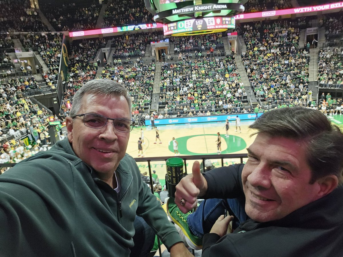 Goducks2003's tweet photo. Great Energy in the #TheMatt Great Job @OregonMBB Fans tonight. Been a while since I seen that energy. Team worked hard to get that W! https://t.co/ffxALfgqje