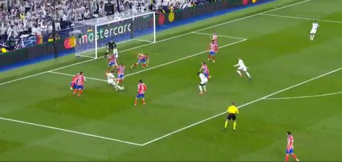 imanoleg_'s tweet photo. Yo sigo en mis trece. Ninguna de estas tres acciones me parecen fuera de juego. Lo curioso es lo de siempre. Las tres son vs el mismo rival. Y solo una terminó en gol. Justo en la que es a su favor. Y es que SIEMPRE hay un ejemplo de una acción arbitrada de manera diferente cuando esta gente está por medio.