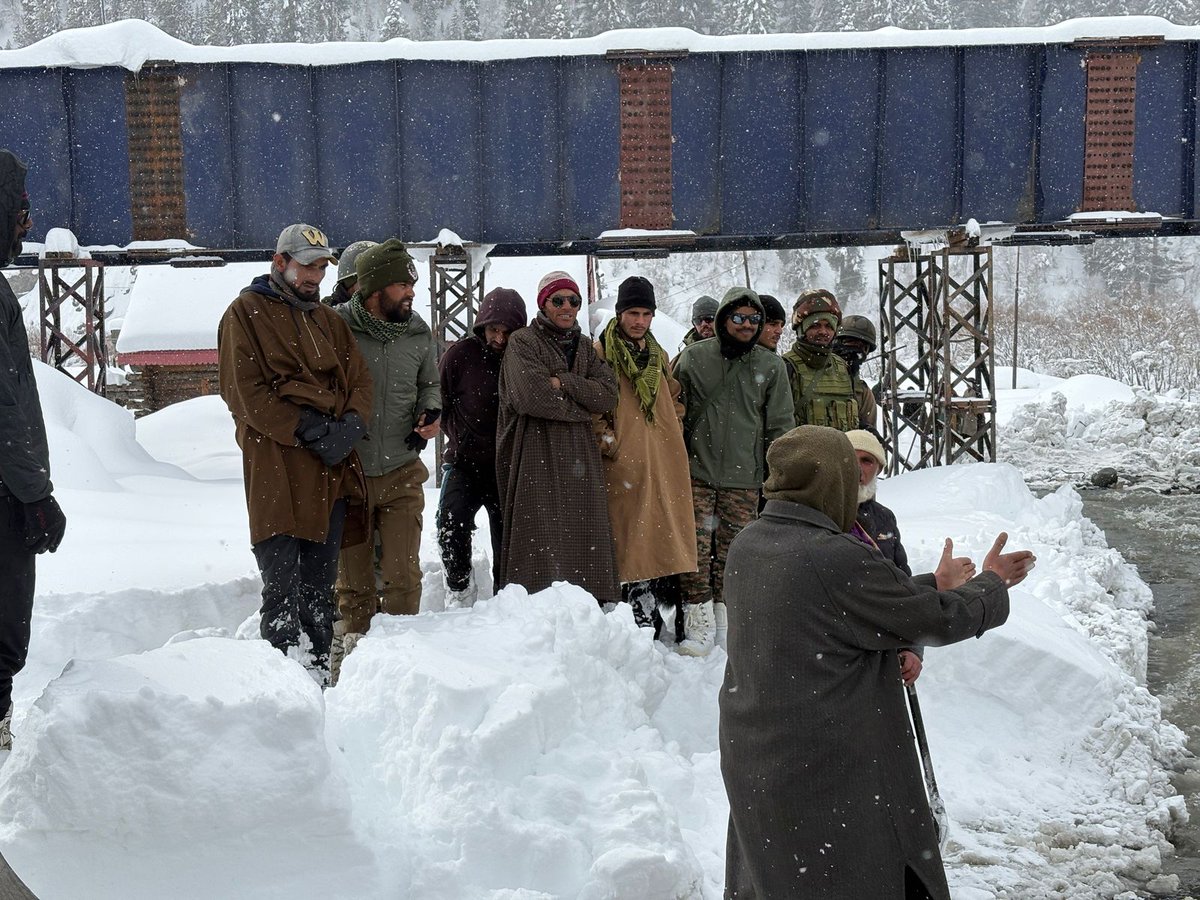 kupwarasentinel's tweet photo. #IndianArmy Swift action by averts disaster in #Baraub, Tulail Valley Amidst heavy snowfall, troops ensured prompt evacuation, cleared snow, & diverted floodwaters—saving lives! 🇮🇳 A true testament to #NationBuilding & winning #HeartsAndMinds. https://t.co/mAWEdLxETZ