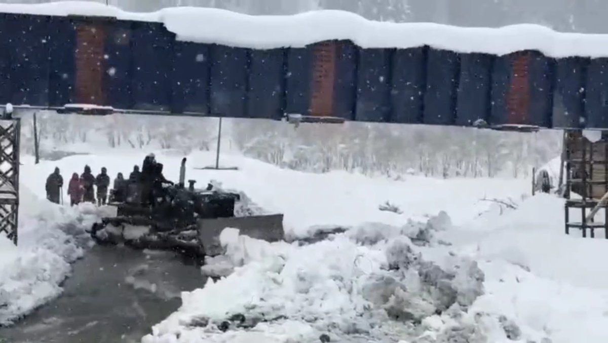 kupwarasentinel's tweet photo. #IndianArmy Swift action by averts disaster in #Baraub, Tulail Valley Amidst heavy snowfall, troops ensured prompt evacuation, cleared snow, & diverted floodwaters—saving lives! 🇮🇳 A true testament to #NationBuilding & winning #HeartsAndMinds. https://t.co/mAWEdLxETZ