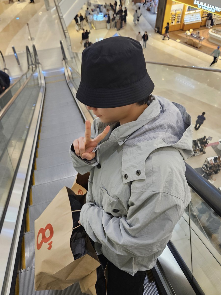 형님 생신추 아니 생일축하드립니다🎉
언제나 늘 장난을 많이 쳐도 재미나게 웃으며 받아주는 친구같은 엠형 앞으로도 제 장난 잘 부탁드립니다🫡사랑해용~