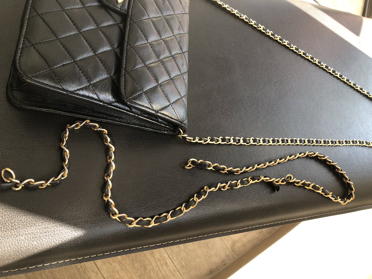 Workshop_SOLE's tweet photo. 午後の部スタートです☔︎

シャネルバッグ、劣化した内張交換、ファスナー交換、ショルダーチェーンを長く作成が完了しました。

肩掛けできるお客様オリジナル鞄へと変わり、まだまだ長く愛用できますね。

『使いやすくしたい』ご相談くださいね。
#CHANEL #鞄修理 #靴修理 #練馬区 #workshopsole https://t.co/q6HQTgcHBI