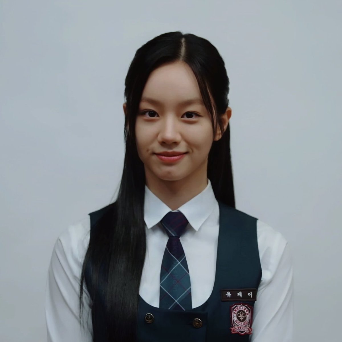 yurikeshi's tweet photo. *ur gf’s 2x2 photo at the back of your phone*
i’m goin’ feral 😩

#FriendlyRivalryEp15 https://t.co/SjnhVYLswB