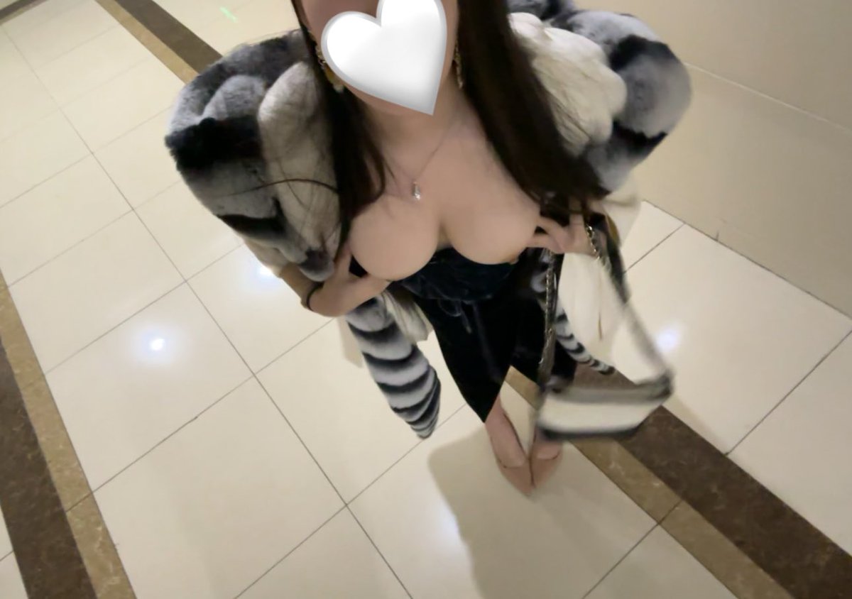 #露出
最喜欢约会的时候突然露出来 
看你盯着我笑的样子