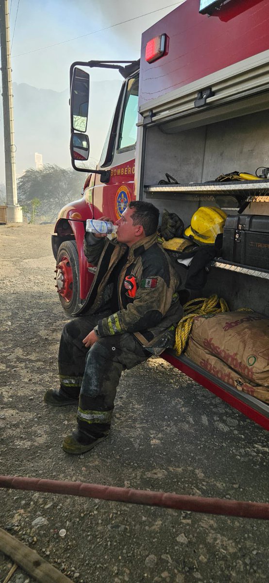 Gracias a los elementos de Bomberos NL, PCNL, PCMty, PCEscobedo, PCApodaca, PCGarcia, PCStaCatarina,PCSPGG, AyD,CFE, Ejército Mexicano, Bomberos Trayecto, Bomberos AlEn, IRPAC, CLAM-Apodaca, Bomberos Sn Nicolas, Medios de comunicación y sobre todo a nuestra comunidad, mi respeto.