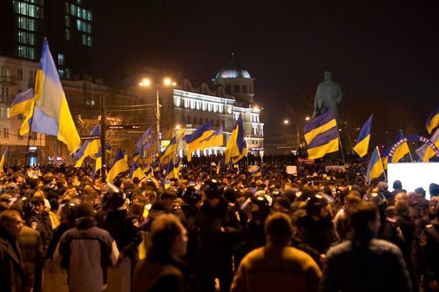 falledlenin's tweet image. Донецьк 11 років тому. 5 березня 2014 року. Мітинг за єдину Україну зібрав близько 7-10 тисяч учасників.
