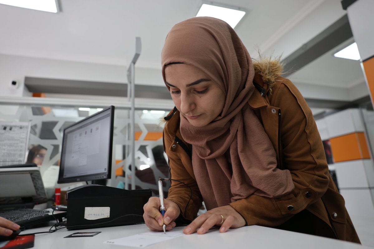 🪪Iğdır'da eski tip nüfus cüzdanlarının Türkiye Cumhuriyeti Kimlik Kartı ile değişimi tamamlandı.

İlimizde, yerleşim yerine göre 199 bin 393 kişi İl Nüfus ve Vatandaşlık Müdürlüğü başvurarak eski tip nüfus cüzdanlarını değiştirdi.

Valimiz Ercan Turan, kimlik kartı değişimi için