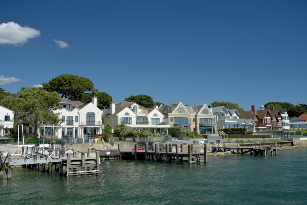 House prices slump across iconic seaside retreats - propertywire.com/news/house-pri…