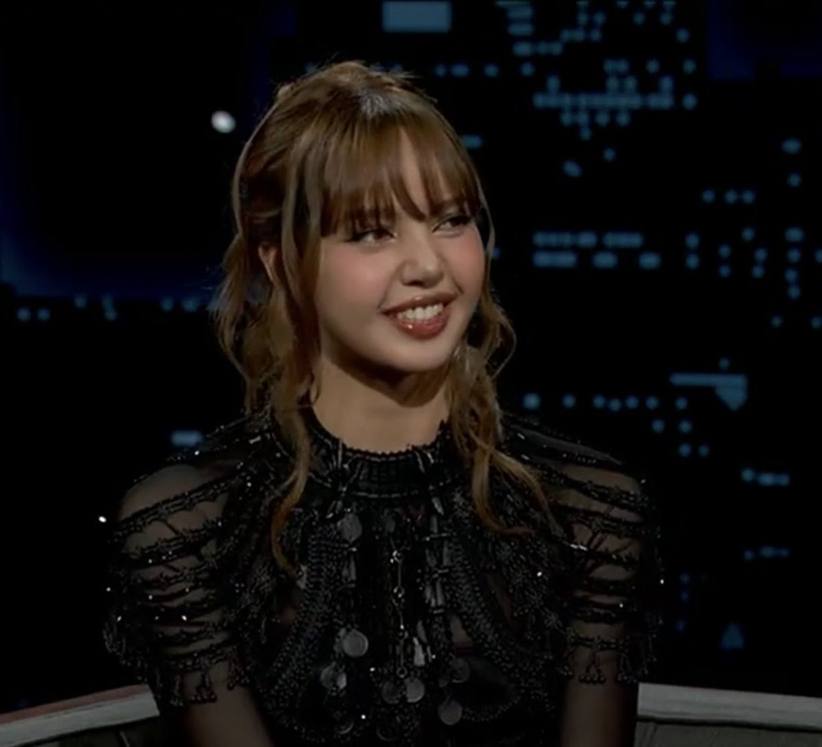 belldelagua's tweet image. จิมมี่ถามว่า ในภาษาไทยมุก (Mook) แปลว่าอะไร ลิซ่าบอกว่า Pearl ละจิมมี่ก็บอกว่าแต่ Mook มันเป็นแสลงประมาณว่า Dumb นะ ไม่มีใครบอกยูหรอ ลิซ่าบอกไม่มีนะ แต่มันเป็นชื่อคนไทยไง จิมมี่บอกคงไม่มีปัญหาที่ไทย แต่ที่นี่อ่ะมี ลิซ่าเลยบอก งั้นอยากเรียกว่ามุกละกัน 5555

#LISAxJimmyKimmelLive