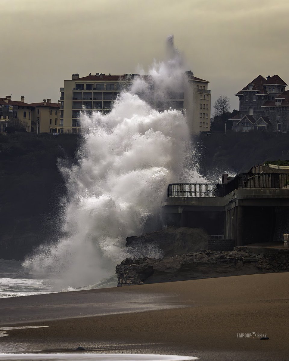 Une autre d’hier-matin au lever du jour à Biarritz. L’océan n’était pas particulièrement agité, mais il y avait une belle houle et un coef 96