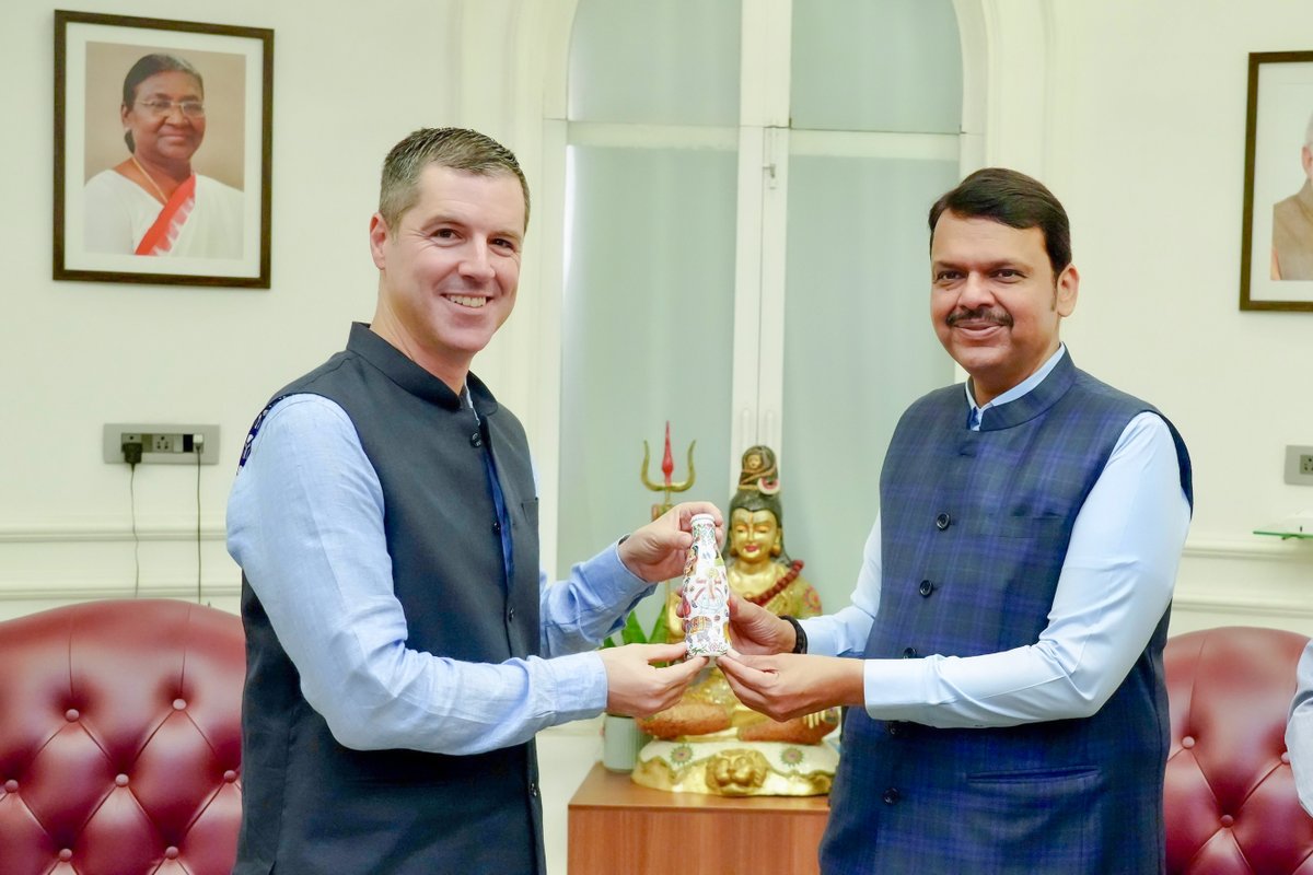 Dev_Fadnavis's tweet photo. Had a productive meeting with Mr. Juan Pablo Rodriguez, CEO of Hindustan Coca-Cola Beverages at my official residence in Mumbai, this morning.
We reviewed their impressive operations across 3 plants, representing a massive ₹7000 crore investment and vital employment opportunities. We also discussed water replenishment projects in Palghar, CSR synergies, including strengthening ITI skill development and their plans around launching a used PET bottle collection program in Mumbai for better waste management.

@HCCB_Official
#InvestInMaharashtra #CSR #Environment #SkillDevelopment