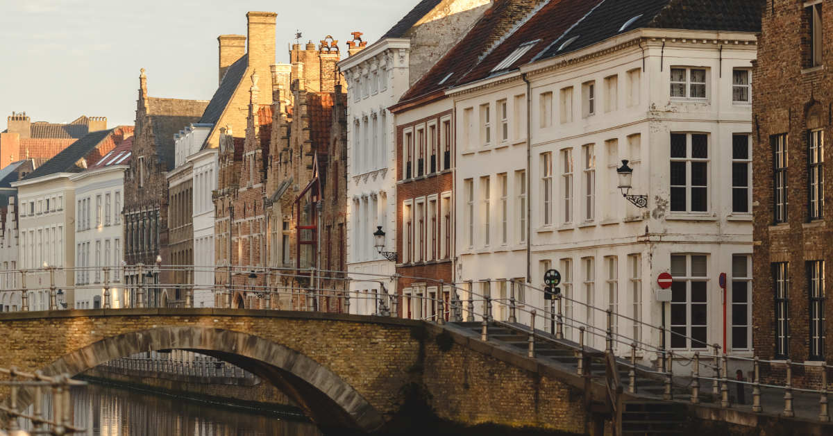 Les belles façade de Bruges face au canal. Mais quel canal selon vous ? #bruges