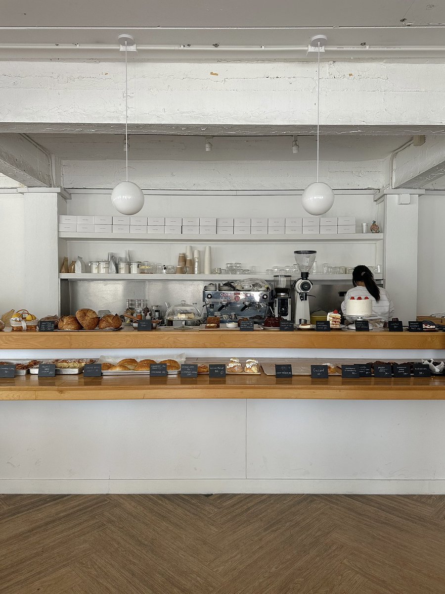 Sumleecafe's tweet photo. 𝒃𝒖𝒕𝒕𝒆𝒓 𝒃𝒂𝒌𝒆𝒓𝒚 🍞🧈
           คาเฟ่ไวบ์เกาหลีย่านลาดพร้าว มินิมอล  mood &amp; tone ดี โฮมมี่ เข้าไปจะเจอมุมเบเกอรี่ ให้เลือกเยอะเลย ทั้ง toast sandwich sourdough มีครัวเปิดเห็นการทำเบเกอรี่ สั่ง shio pan หอมเนย ถ่ายรูปสวย
           • ลาดพร้าว 18 แยก 10 , bkk 🥖🥯 https://t.co/u5l8Je0UB4