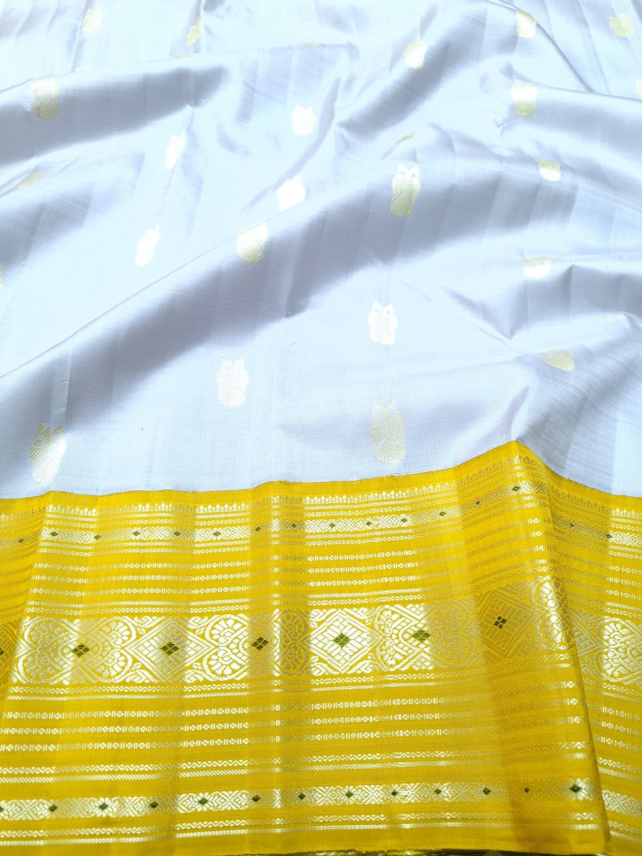 GO2Peak's tweet photo. Namaskaram 🙏. Shubha Budha Vaara.

Beautiful  #Silkthread border #Handmade #kanchipuram #Korvai Authentic #puresilk weave directly from loom.

Authentic products are not always from the brand culture. Please kindly experience it from the classic villages abided of Bharat culture https://t.co/qIYJvePvDC