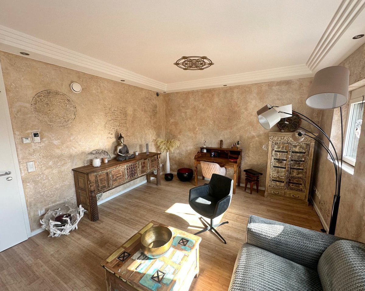 Das ist mal eine interessante Gestaltung eines Arbeitszimmers und Meditationsraum. Ich finde den Raum sehr angenehm und stimmig. malerische-wohnideen.com/blog/kunstvoll…