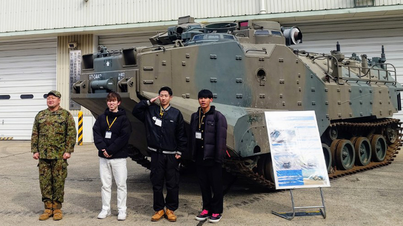 oita_pco's tweet image. 🪖日田所より🪖
入隊予定者と玖珠駐屯地部隊見学に行きました😊
特科と水陸機動団の隊員と懇談したり、日田所から入隊した１年目の隊員にも会って色んな話ができました！
日頃間近で見ることの出来ない自衛隊車両の説明を聞いて入隊後の夢が膨らんだそうです🚙
#玖珠駐屯地 #自衛隊 #MPMS #AAV #10TK