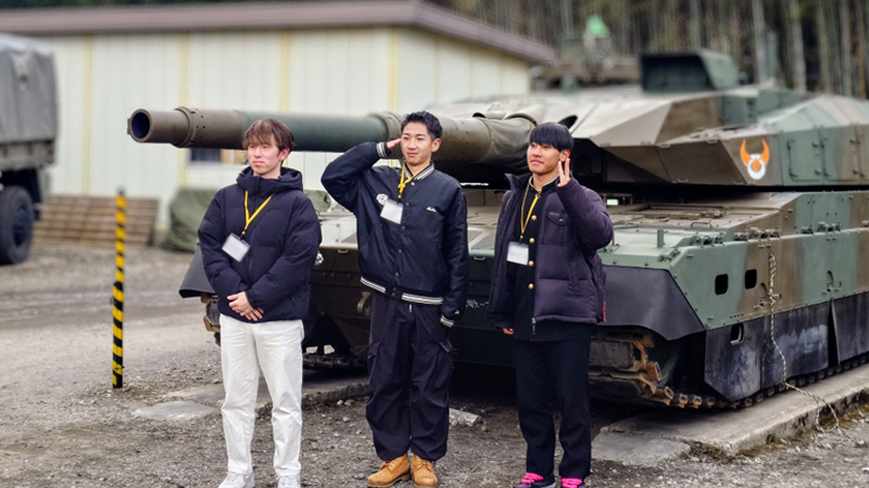 oita_pco's tweet image. 🪖日田所より🪖
入隊予定者と玖珠駐屯地部隊見学に行きました😊
特科と水陸機動団の隊員と懇談したり、日田所から入隊した１年目の隊員にも会って色んな話ができました！
日頃間近で見ることの出来ない自衛隊車両の説明を聞いて入隊後の夢が膨らんだそうです🚙
#玖珠駐屯地 #自衛隊 #MPMS #AAV #10TK