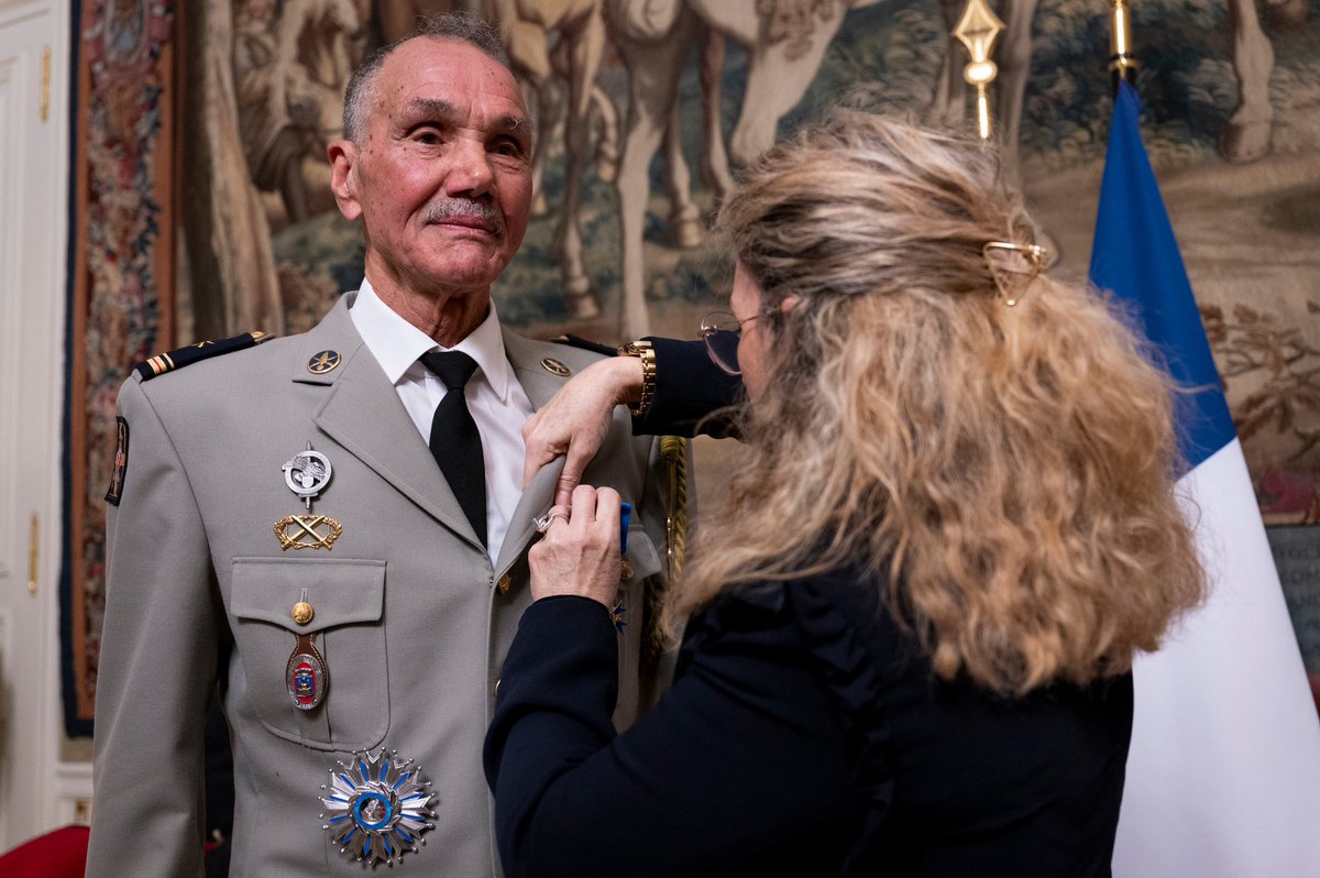 Il est des destins forgés dans la douleur, mais illuminés par la fidélité, le courage et qui, loin de céder à la haine, choisissent de devenir des passeurs de mémoire. L’histoire du Major Abdelkader Kenane est de ceux-là.

De la harka de la 4ème compagnie du 20ème bataillon de